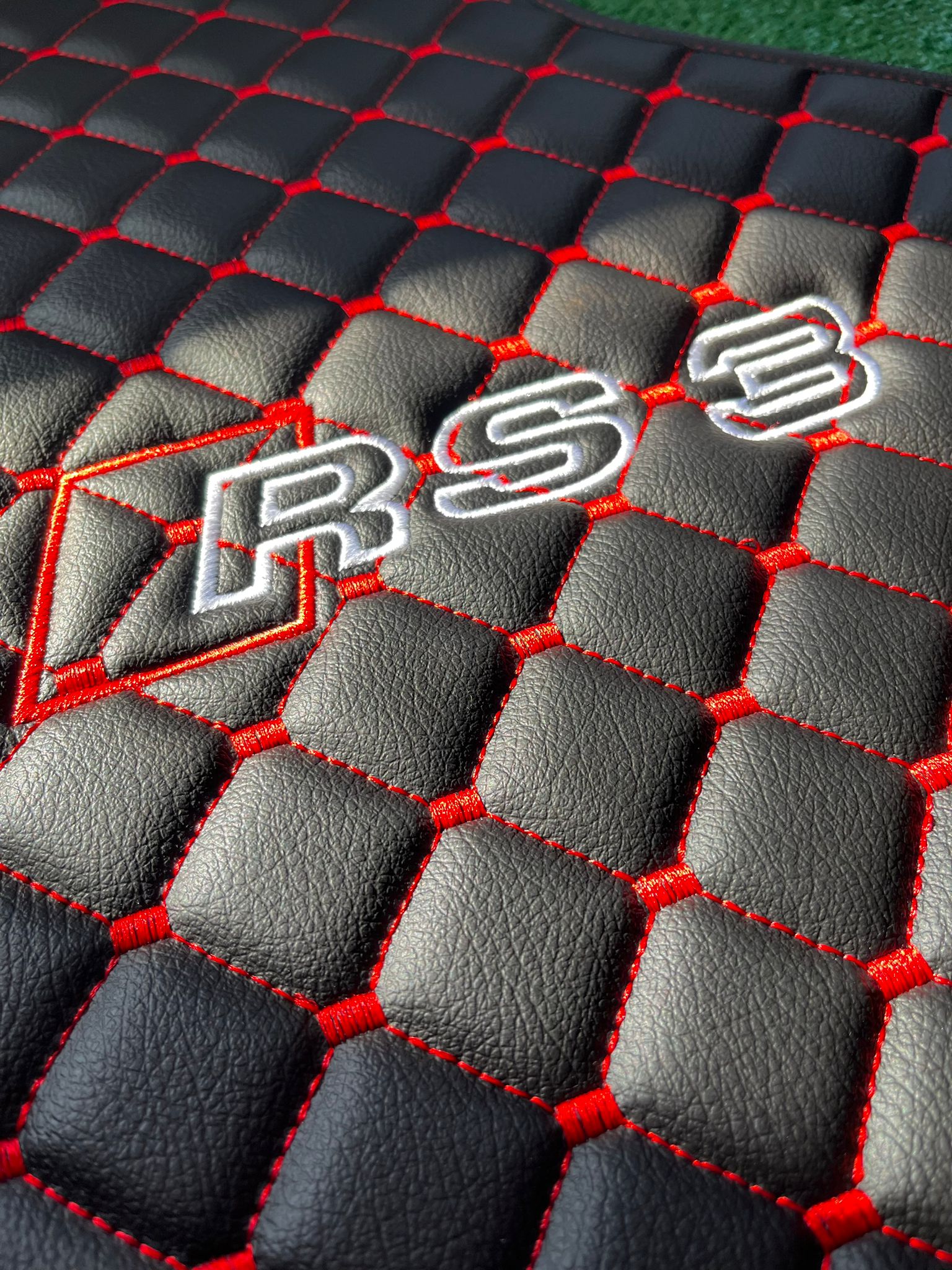 Audi RS3 Todos los modelos Alfombrillas impermeables personalizadas para automóvil Audi RS3 ✅ Cuero ✅ Revestimiento de alfombra delantera y trasera ✅ Juego de alfombrillas para automóvil Audi RS3 ✅